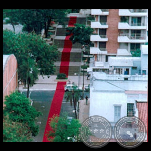 LA ALFOMBRA ROJA, 2002 - ESCALINATA ANTEQUERA, ASUNCIN - Montaje de CHRISTIAN CEUPPENS y ADRIANA GONZLEZ BRUN