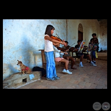 NIOS MSICOS Y PERRITO - Fotografa de FERNANDO ALLEN