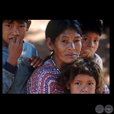 MADRE INDGENA E HIJOS - Fotografa de FERNANDO ALLEN