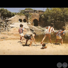 NIOS JUGANDO - Fotografa color de Carlos Bittar - Ao 1999