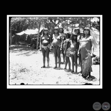 GRUPO DE MUJERES EN EL POBLADO - Fotografa de GUIDO BOGGIANI