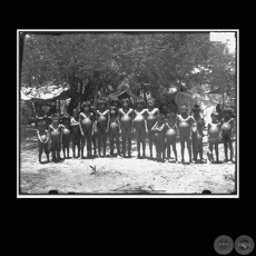 MUCHACHOS EN FILA EN EL POBLADO - Fotografa de GUIDO BOGGIANI