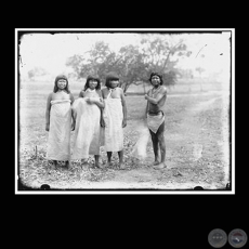 TOLI Y TRES MUJERES - Fotografa de GUIDO BOGGIANI