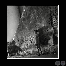 NIO CON PARED - BARRIO SAJONIA - Fotografa de JAVIER MEDINA VERDOLINI