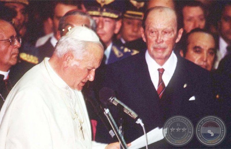 El papa Juan Pablo II comienza su visita al Paraguay.