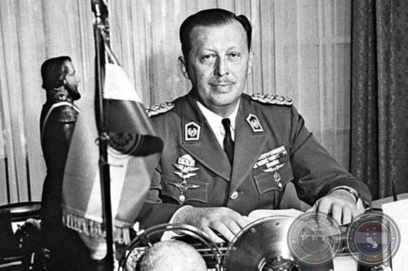 El 4 de mayo de 1954. En Paraguay, el general Alfredo Stroessner da un golpe de Estado y se nombra presidente de la República.