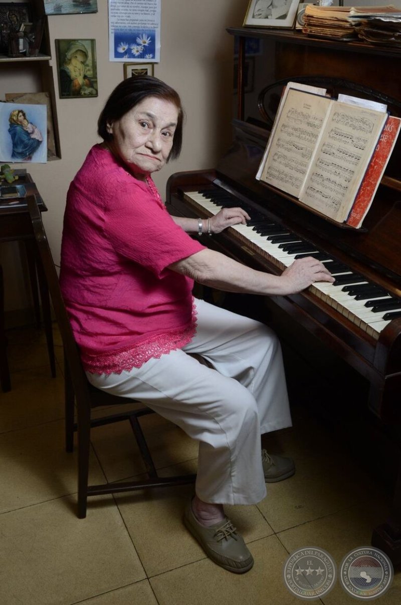 El 21 de julio de 1926. La pianista Victoria Alfaro nace en Asunción.