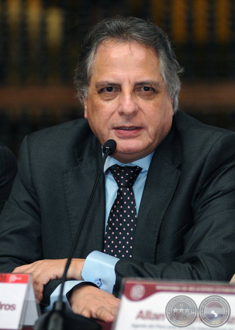 El 17 de junio de 2004. Manuel Rodríguez Cuadro, canciller peruano visita el Paraguay.