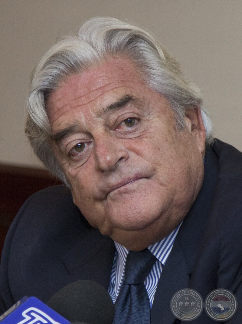El 23 de mayo de 1996. Mientras disertaba ante el Congreso Nacional, en un descuido, el ex presidente uruguayo Luis A. Lacalle Herrera, es despojado de un costoso reloj.