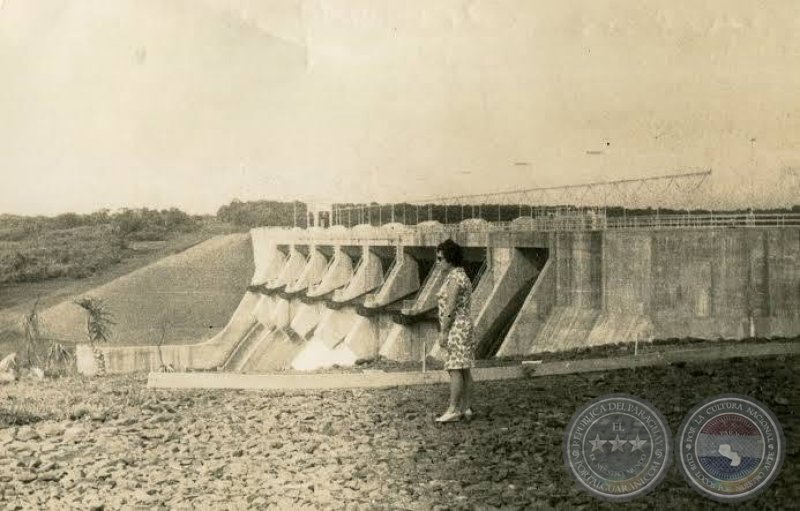 El 17 de agosto de 1964. Se firma un acuerdo entre el Paraguay y el Banco Interamericano de Desarrollo para el financiamiento de la construcción de la represa hidroeléctrica de Acaray.