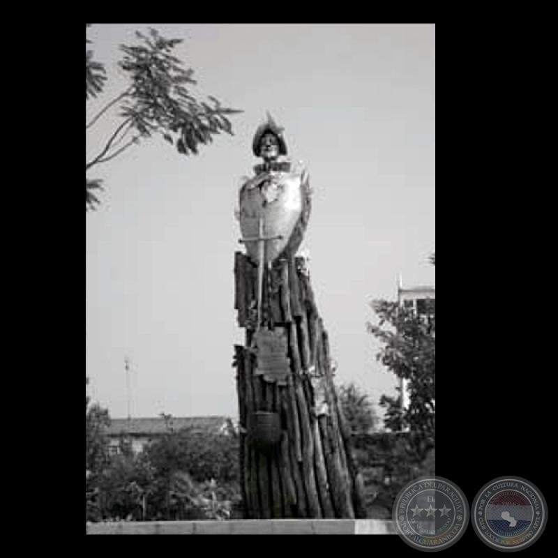 MONUMENTO A DOMINGO MARTÍNEZ DE IRALA, circa 2000 - Escultura de HERMANN GUGGIARI