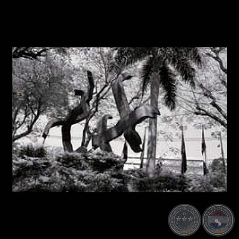 A LOS LUCHADORES POR LA LIBERTAD, 1992 - Escultura de HERMANN GUGGIARI