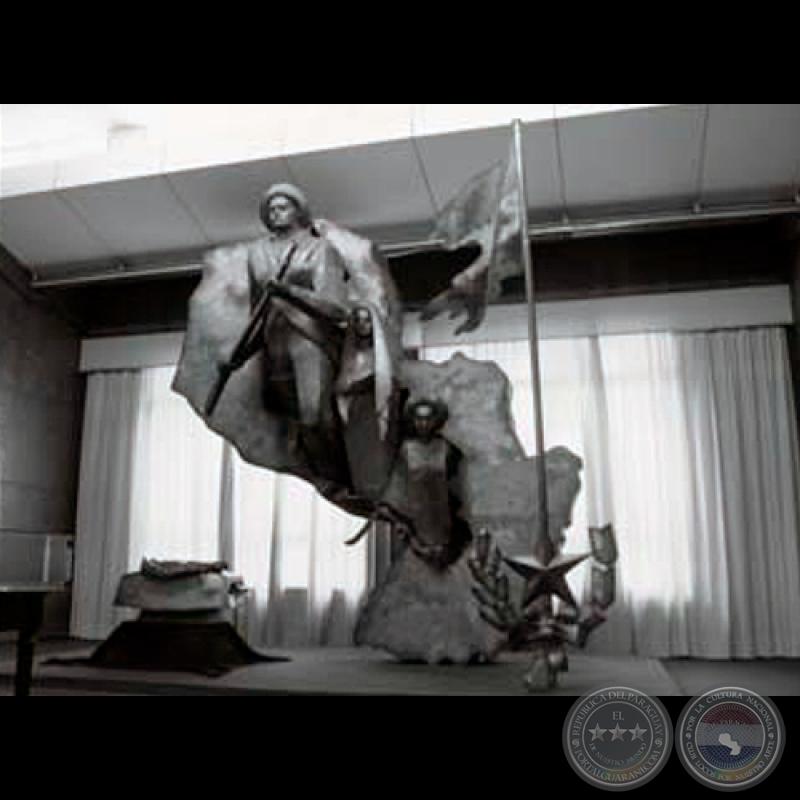 LA FAMILIA PARAGUAYA, 1965/1966 - Escultura de HERMANN GUGGIARI