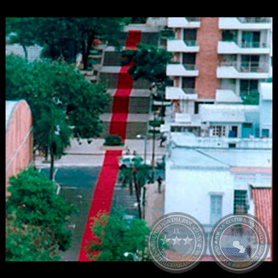 LA ALFOMBRA ROJA, 2002 - ESCALINATA ANTEQUERA, ASUNCIÓN - Montaje de CHRISTIAN CEUPPENS y ADRIANA GONZÁLEZ BRUN