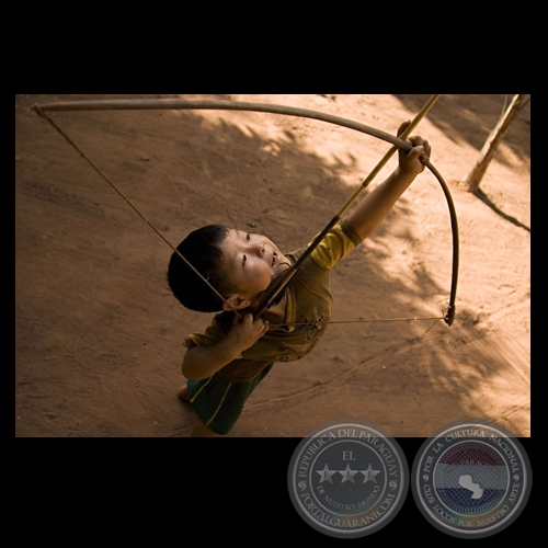 HIJO DE CACIQUE APUNTANDO LA FLECHA - Fotografía de FERNANDO ALLEN