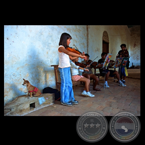 NIÑOS MÚSICOS Y PERRITO - Fotografía de FERNANDO ALLEN