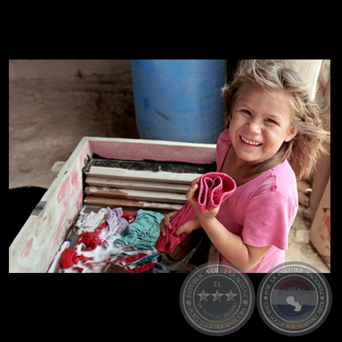 NIÑA FELIZ LAVANDO ROPA EN EL CHACO - Fotografía de FERNANDO ALLEN