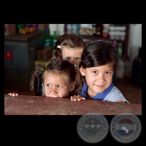 NIÑAS DETRÁS DEL MOSTRADOR - Fotografía de FERNANDO ALLEN