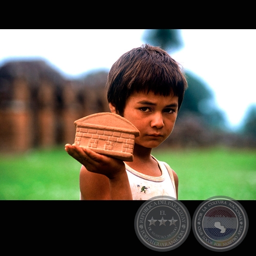NIÑO Y RUINITA - Fotografía de FERNANDO ALLEN