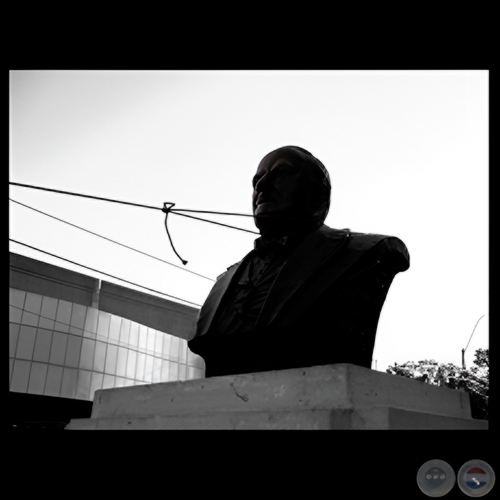 ¡POR FIN NUESTROS PRÓCERES SIRVEN PARA ALGO!, 2009 - Fotografías de FREDI CASCO 