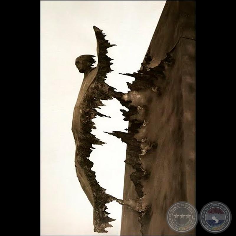 CRISTO, 1969 - IGLESIA DE LA SANTA CRUZ - Escultura de HERMANN GUGGIARI