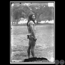 IÓATA, SERIO, FIGURA ENTERA - Fotografía de GUIDO BOGGIANI