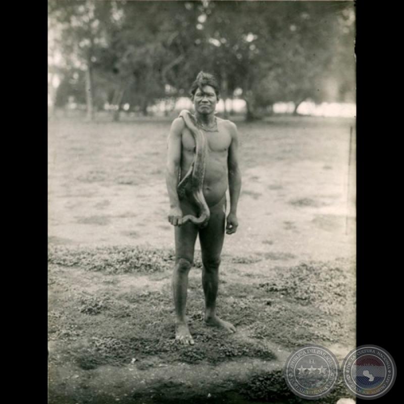 HOMBRE CHAMACOCO (MÍLLET) CON UNA BOA - Fotografía de GUIDO BOGGIANI