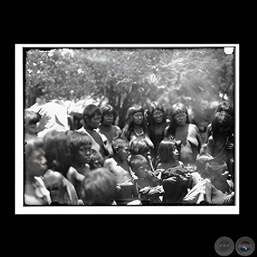 MUJERES Y NIÑOS (REPARTICIÓN DE TORTILLAS) - Fotografía de GUIDO BOGGIANI