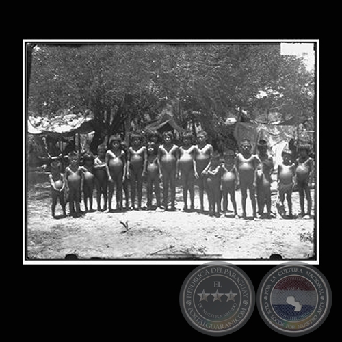 MUCHACHOS EN FILA EN EL POBLADO - Fotografa de GUIDO BOGGIANI