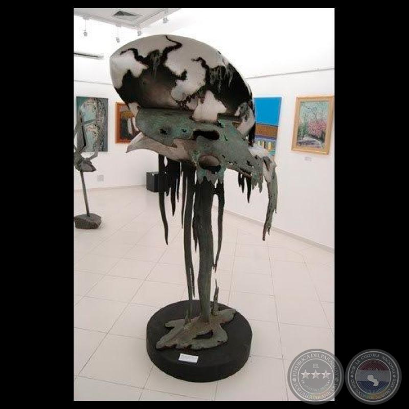 HISTORIA O EL HUEVO DE COLÓN, 1992 - Escultura de HERMANN GUGGIARI