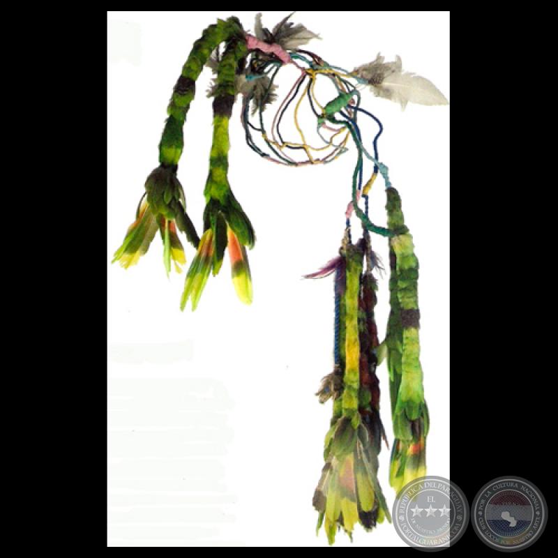 AO ÑE’É (HEADDRESS WITH FEATHERS), 2002 - Obra de MARITÉ ZALDÍVAR