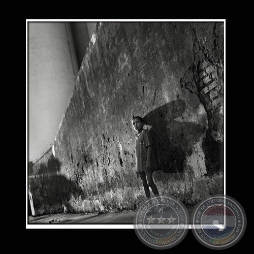 NIÑO CON PARED - BARRIO SAJONIA - Fotografía de JAVIER MEDINA VERDOLINI