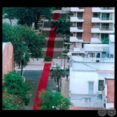 LA ALFOMBRA ROJA, 2002 - ESCALINATA ANTEQUERA, ASUNCIÓN - Montaje de CHRISTIAN CEUPPENS y ADRIANA GONZÁLEZ BRUN