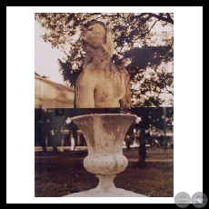 PLAZA URUGUAYA, 2003 - Fotografía intervenida de Fátima Martini