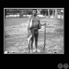 HOMBRE CON PESCADO (MILLET) DE LA TRIBU CHAMACOCO - Fotografa de GUIDO BOGGIANI