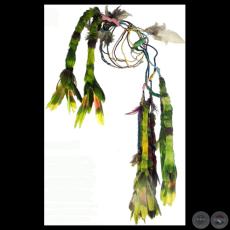 AO ÑE’É (HEADDRESS WITH FEATHERS), 2002 - Obra de MARITÉ ZALDÍVAR