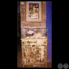 EL AMOR NO ES COMO ÁNTES, 1997 - Mueble collage, instalación de MELVIN ROLDÁN
