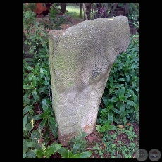 ESCULTURA DE PIEDRA de ROBERTO AYALA - Año 1998