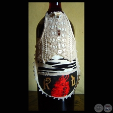 VISTIENDO A LA BOTELLA, 2008 - Intervención de MELVIN ROLDÁN