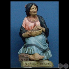 CIGARROS POGUASU - Estatuilla de barro cocido de SERAFIN MARSAL