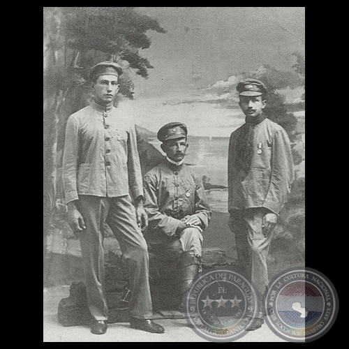 OFICIAL POSA RODEADO DE SOLDADOS - REVOLUCIÓN DE 1912 